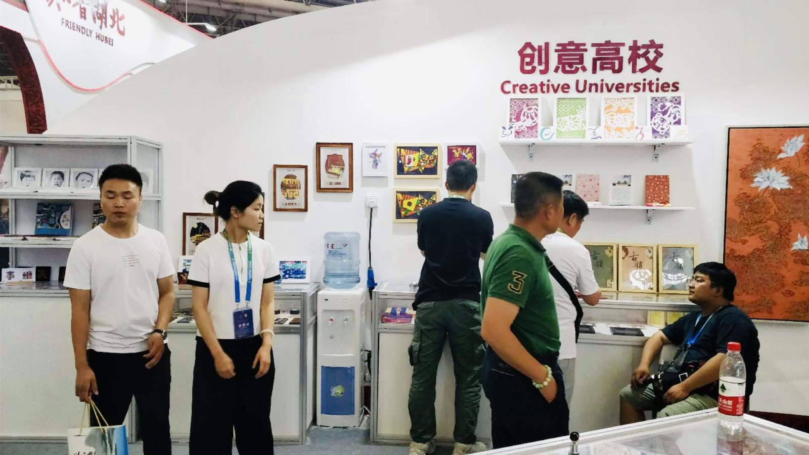 传媒学子设计作品亮相2019世界集邮展览
